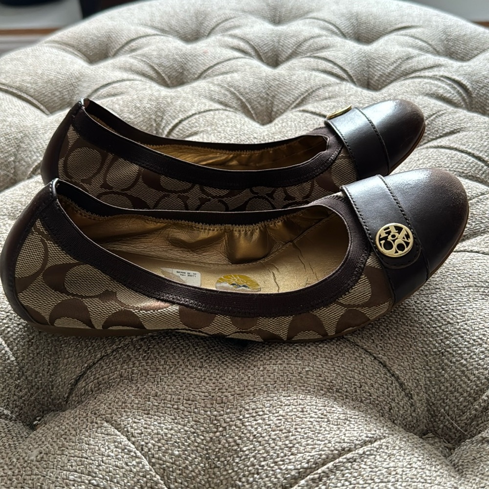 COACH Chestnut Khaki Flats logo size 8